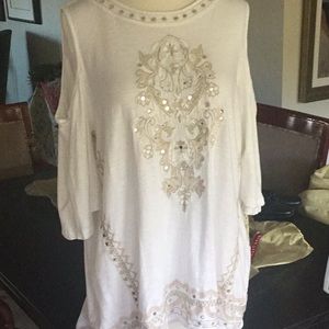 Great top for travel. 3/4 length sleeves